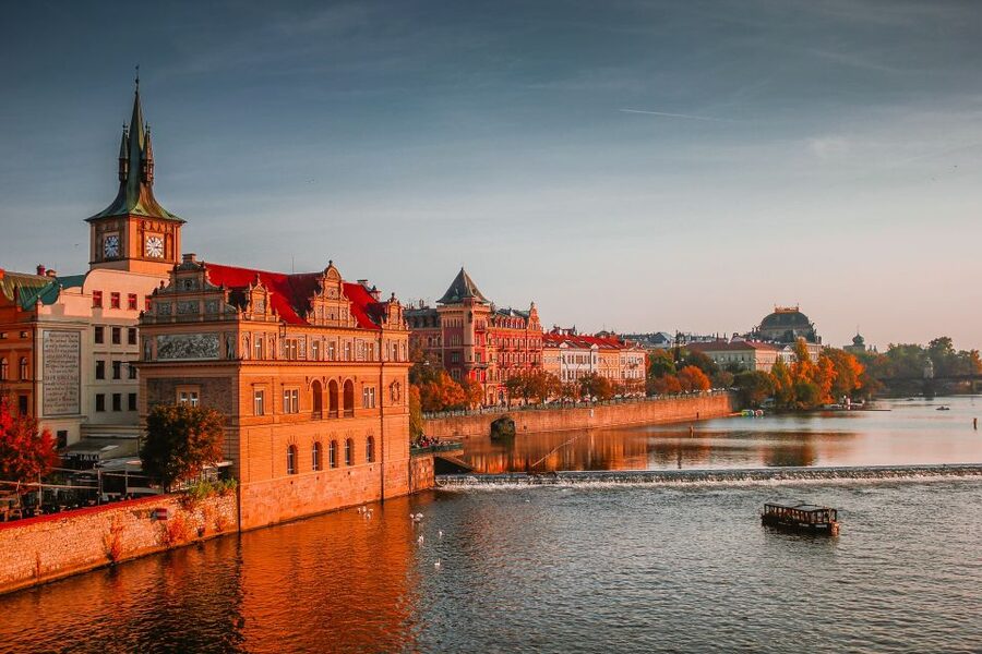 The Royal road, walking tour in french - Kampa Island: the calmer side of the river