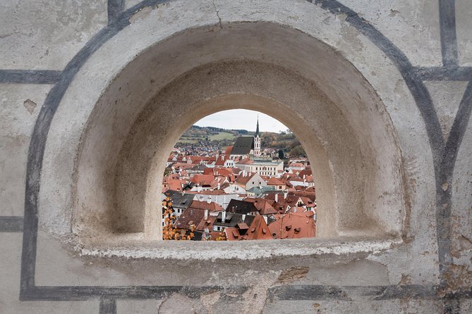 UNESCO Cesky Krumlov from Prague with Guided Tour and Transfer - Getting the UNESCO town context: medieval houses, the Rozmberks, and St. Vitus