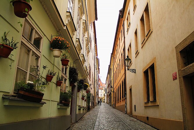 Walking through ages: 11th to 21st century, Prague flavoured - Charles Bridge and Josefov: statues, skylines, and Jewish quarter history